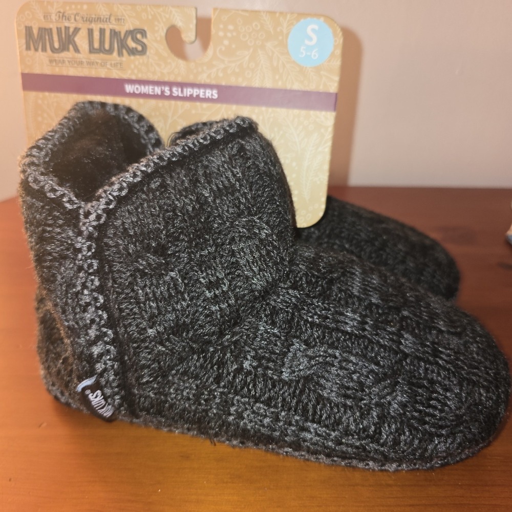 Muk Luks Womens Slippers Small 5-6 Black cable Knit Memory Foam Insole Anti-Slip